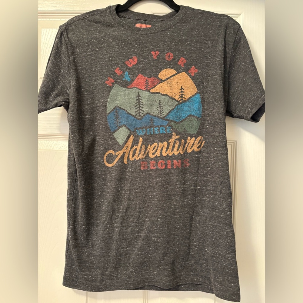 Women’s Size Small Graphic Tee